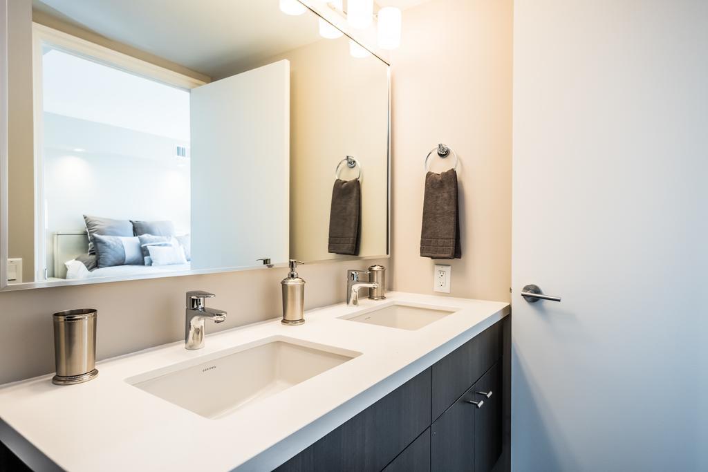 Premium 2Bdrm In Yorkville Toronto Zewnętrze zdjęcie